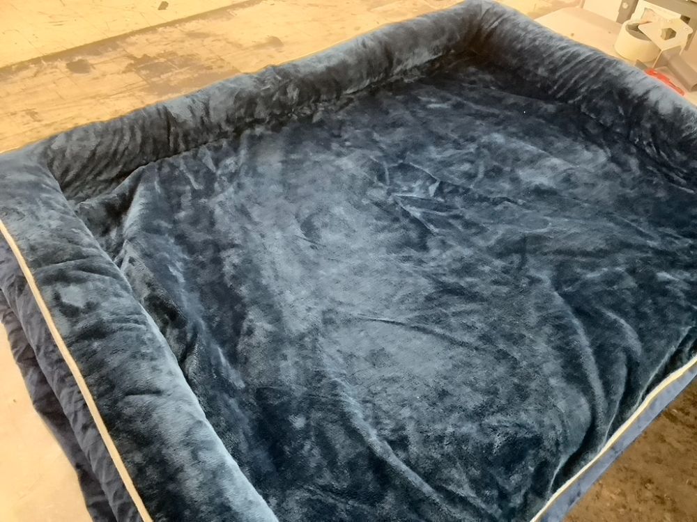 Large Pet Bed - Image 4 - Lot 439