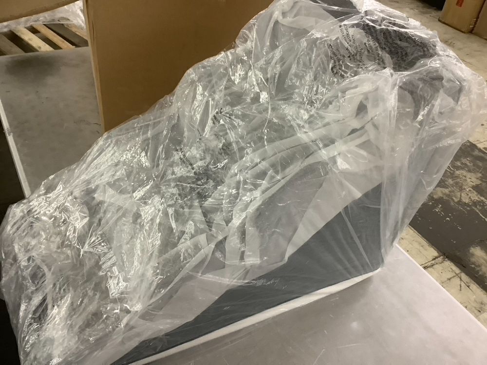 Pet Stairs 28" x 20" - Image 4 - Lot 732