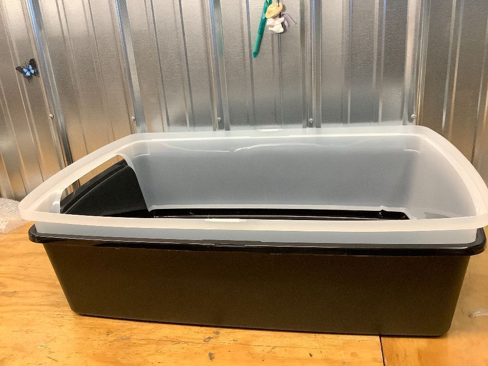 Open-Top Cat Litter Box with Shield and Scoop - Image 2 - Lot 9370