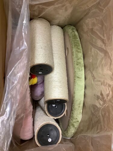 Happy and Polly 3 Flower Cat Tree - Lot 9694