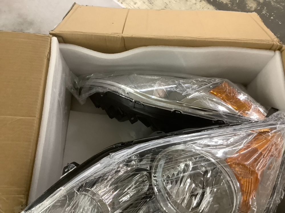 Halogen Headlight Assembly Pair for 2007-2011 Honda CR-V - Image 3 - Lot 652