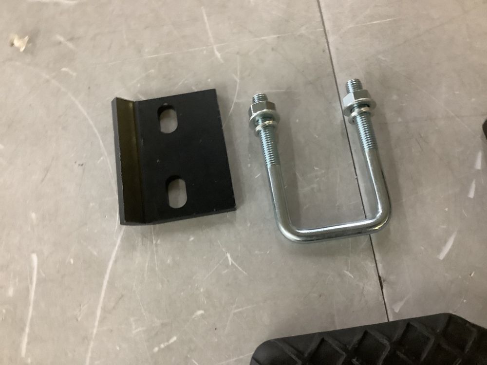 VEVOR Hitch Step for 2 in. Receiver, 350 lbs. Load Capacity, Rear Bumper Guard Protector - Image 4 - Lot 737JF