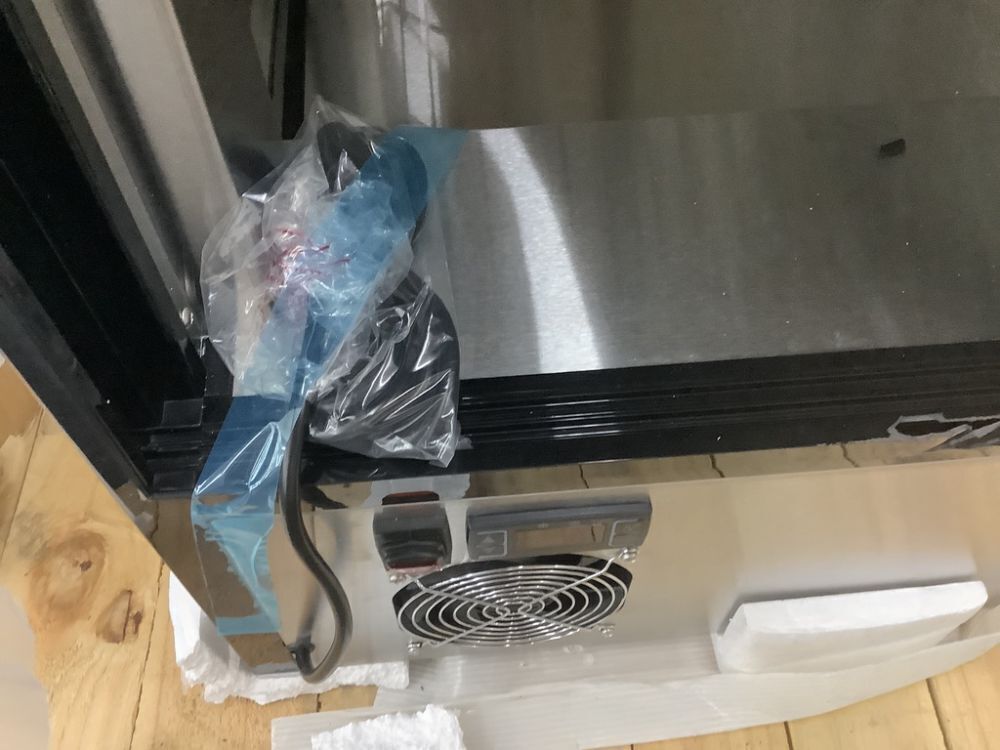 Koolmore 31 in. 4-Tier Commercial Countertop Display Refrigerator, 5 cu. ft. - Image 4 - Lot 8JF