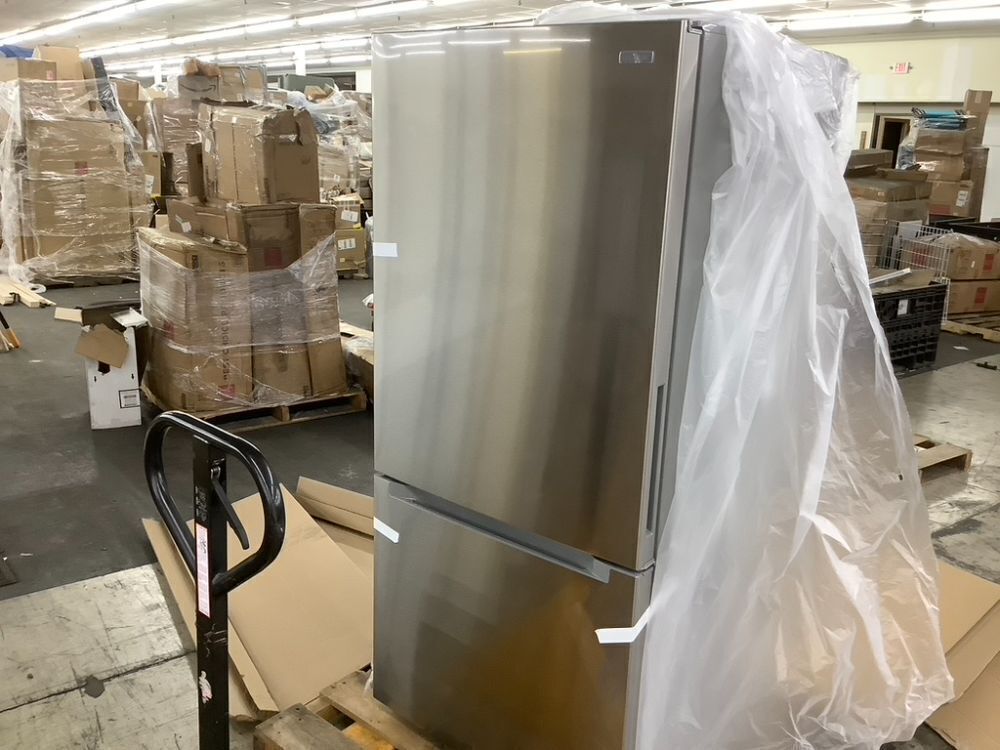 Vissani 18.7 cu. ft. Bottom Freezer Refrigerator in Stainless Steel - Image 4 - Lot 13JF