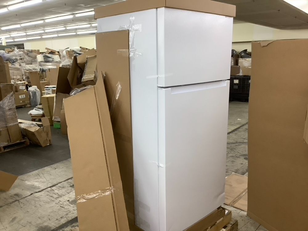 Vissani 18 cu. ft. Top Freezer Refrigerator DOE in White - Dented - Image 4 - Lot 14JF