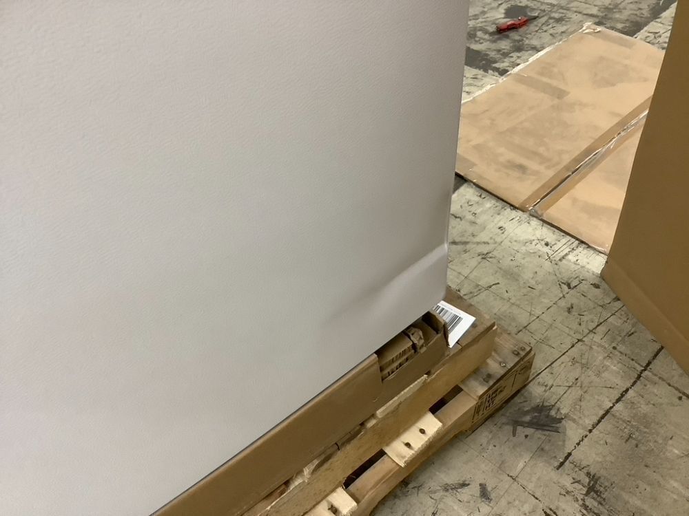 Vissani 18 cu. ft. Top Freezer Refrigerator DOE in White - Dented - Image 6 - Lot 14JF