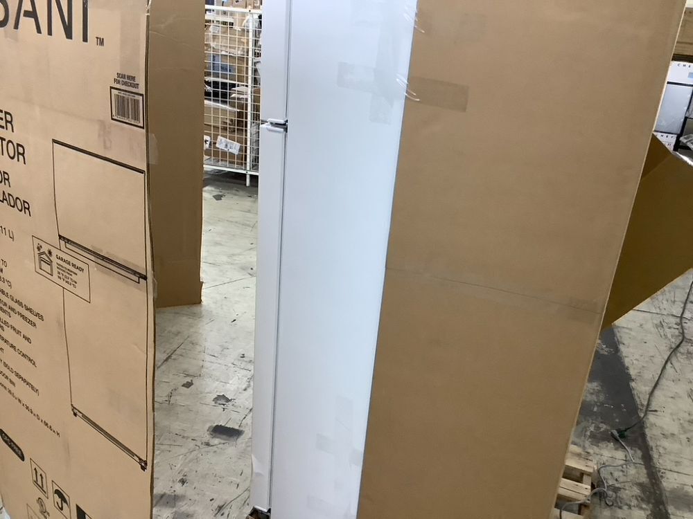 Vissani 18 cu. ft. Top Freezer Refrigerator DOE in White - Dented - Image 9 - Lot 14JF