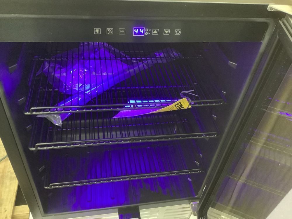 SOZT 23.4 in. Single Zone 180-Cans Beverage Cooler With 3 Removable Shelves, Built-in Blue Light, Stainless Steel - Image 4 - Lot 19JF