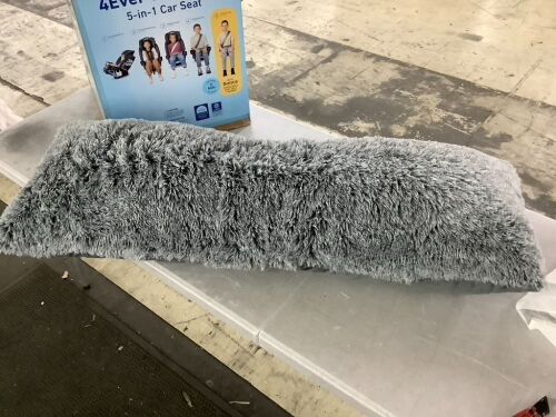 ZonLi Fluffy Body Pillow - Lot 181