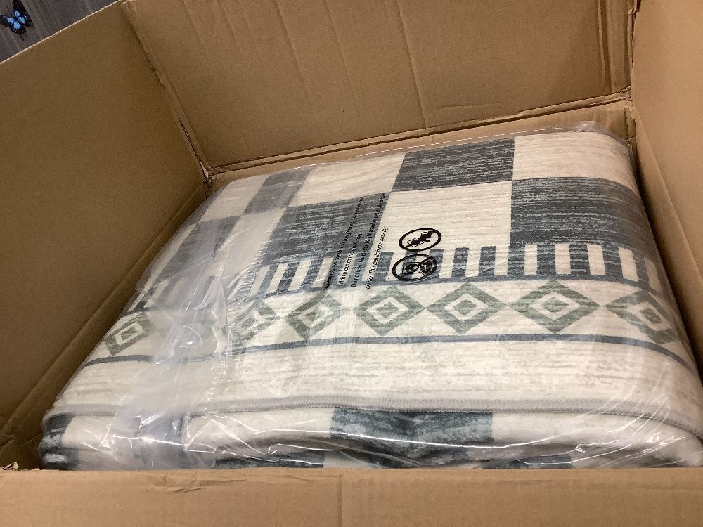 GarveeHome Washable Area Rug 8x10 for Bedroom Modern Abstract Checkered Carpet Non-Slip Low Pile Stain-Resistant Rugs No-Shedding High Traffic Dining Area Rug for Dorm Home Patio Laundry Room Green - Image 1 - Lot 9799