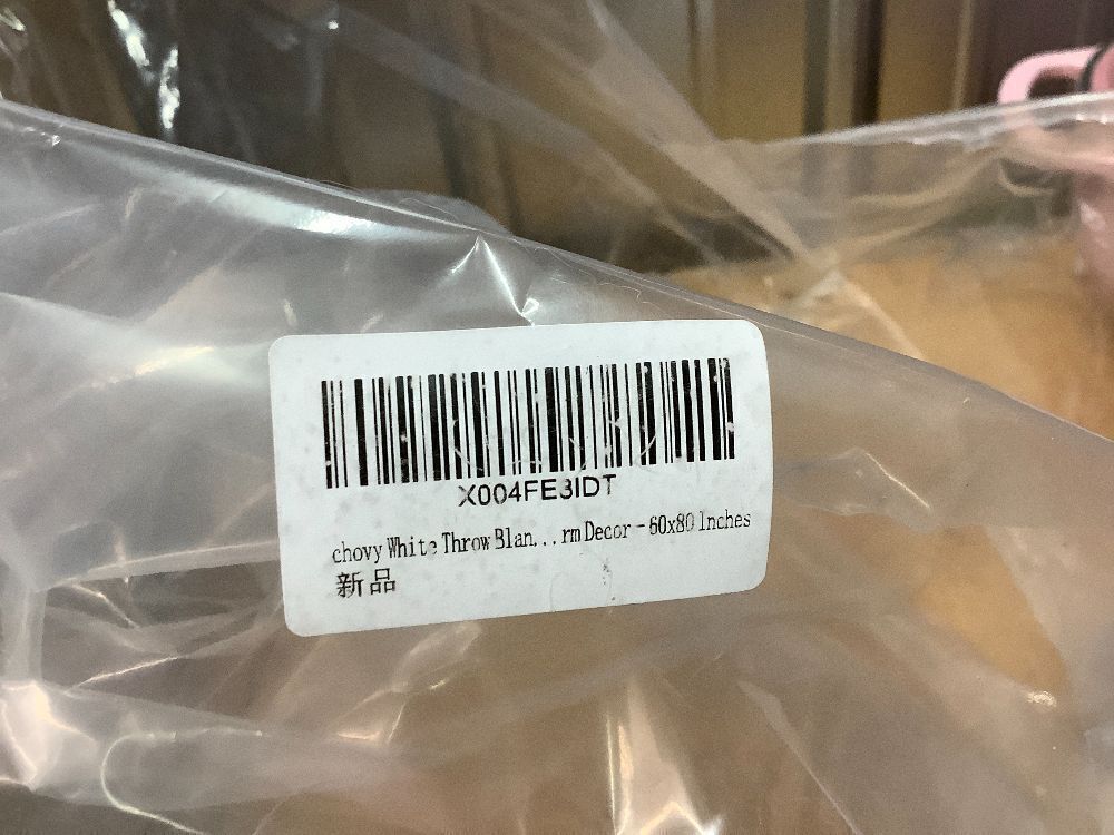 chovy White Blanket for Couch - Image 3 - Lot 9850