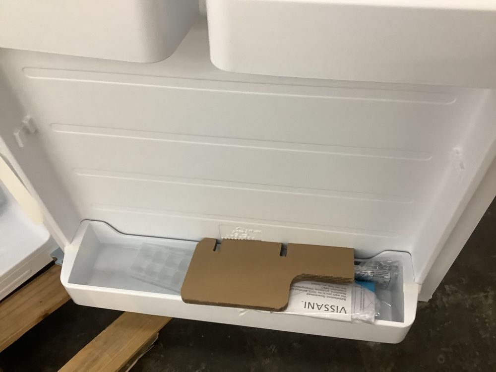 Vissani 18 cu. ft. Top Freezer Refrigerator - Small Dents - Image 12 - Lot 11JF