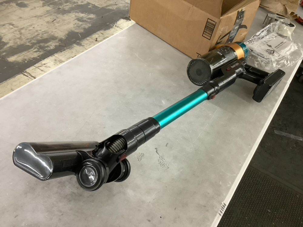 Cordless Stick Vacuum Cleaner - Image 5 - Lot 153