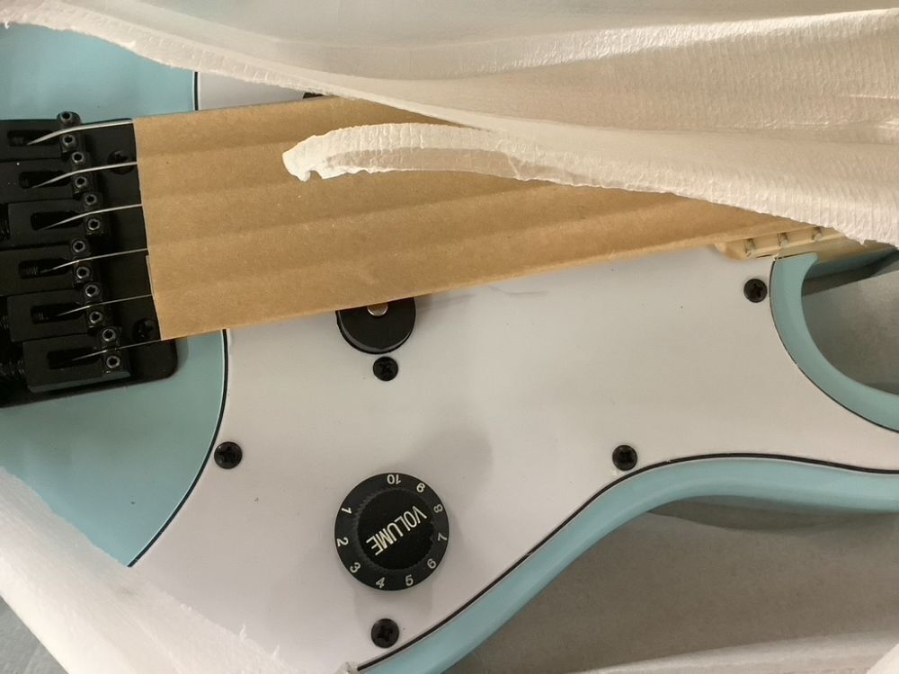 Kids Electric Guitar Beginner Starter Kit w/ 5W Amplifier - 30 in - Image 4 - Lot 566