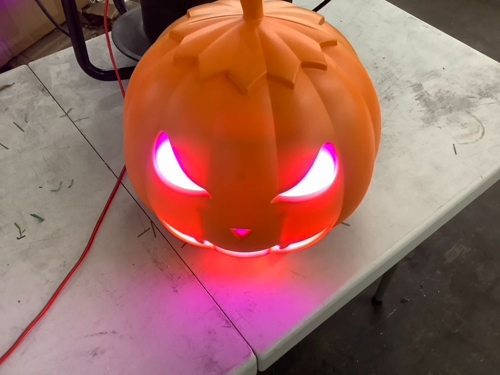 800W Pumpkin Fog Machine - Image 2 - Lot 578