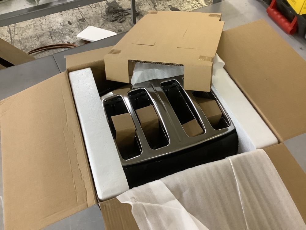 BLACK+DECKER 4-Slice Black Extra-Wide Slot Toaster - Image 2 - Lot 648JF