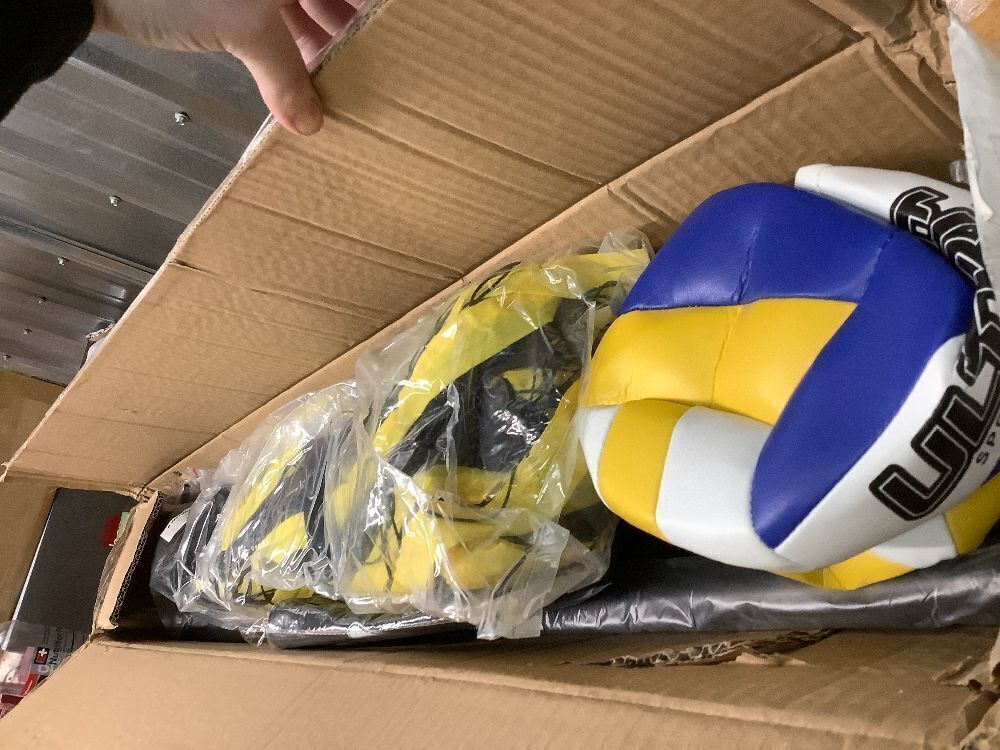 Volleyball Net for Backyard, Includes 32x3 Ft Beach Volleyball Net with Poles, 8.5-Inch PU Volley Ball, Bag & Pump, Portable Net for Outdoor or Home Use, Complete Set - Image 2 - Lot 307