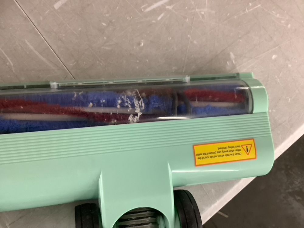 Buty Bulu Handheld Vacuum Cleaner - No Charger - Image 5 - Lot 173