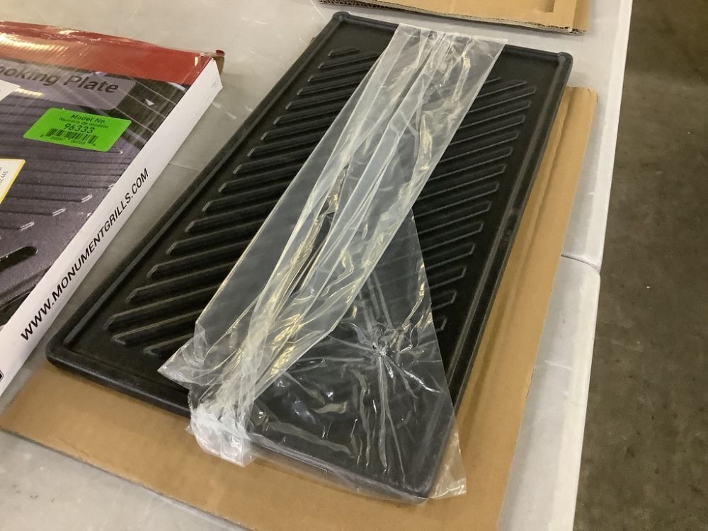 Monument Grills Reversible Cast Iron Cooking Plate - Image 3 - Lot 229JF