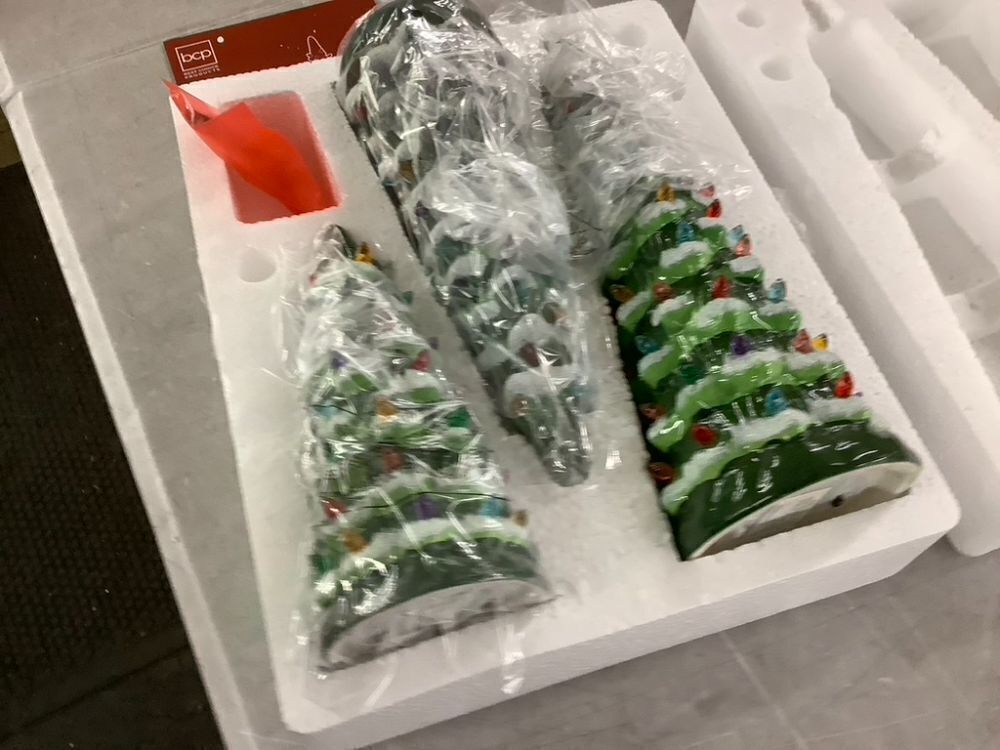 Set of 3 Pre-Lit Ceramic Tabletop Christmas Trees - Image 5 - Lot 274