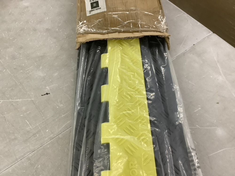 VEVOR 2 Channel Cable Protector Ramp 22000 lbs Load - Image 4 - Lot 472