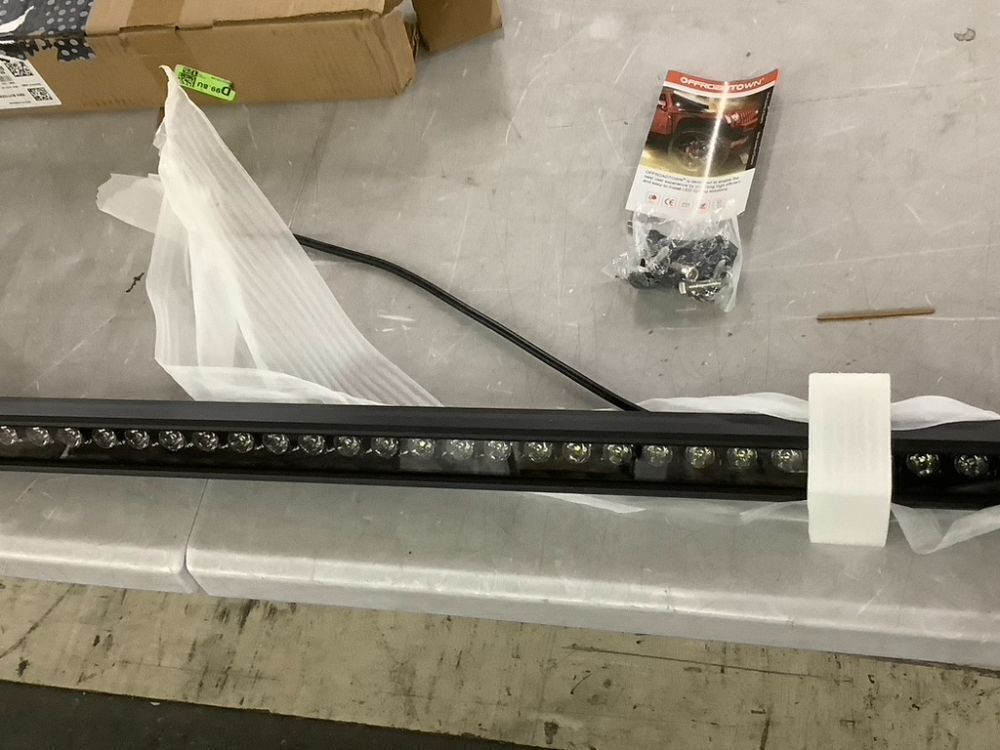OFFROADTOWN 40 Inch Single Row LED Light Bar 400W - Image 4 - Lot 568