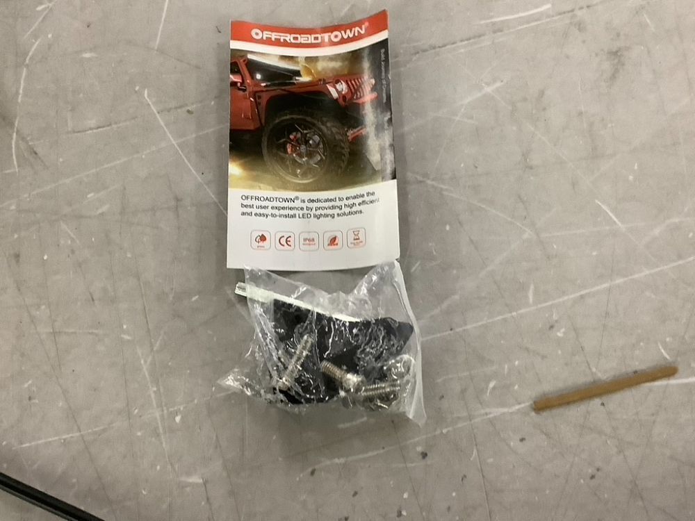 OFFROADTOWN 40 Inch Single Row LED Light Bar 400W - Image 7 - Lot 568