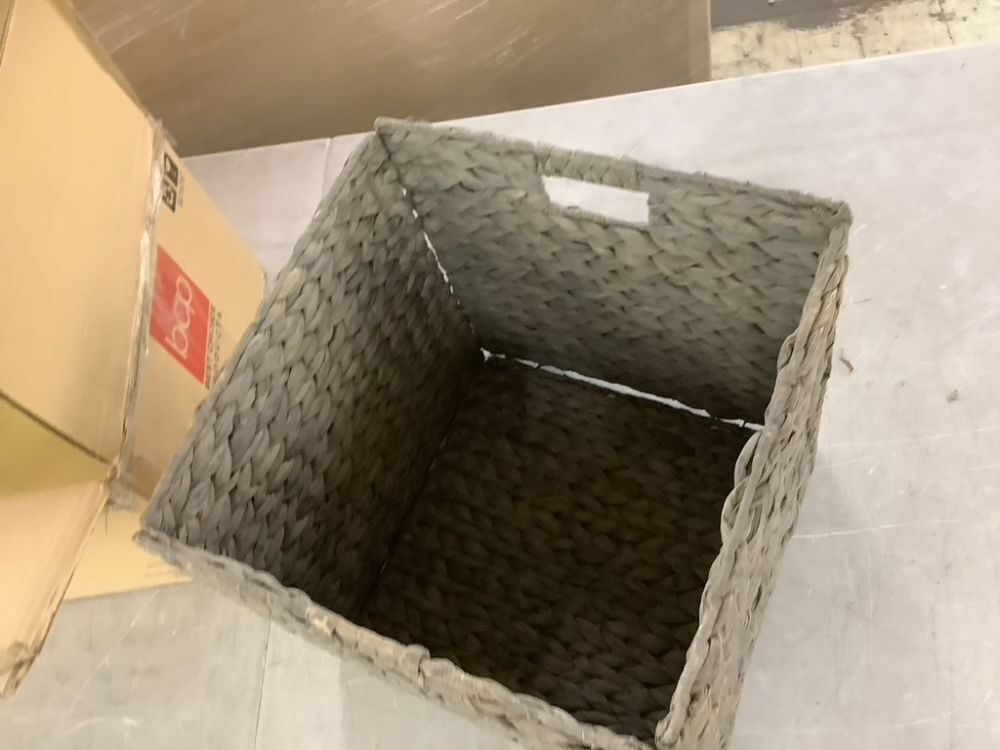 Set of 5 Collapsible Hyacinth Storage Baskets w/ Inserts - 13x13in - Image 4 - Lot 668