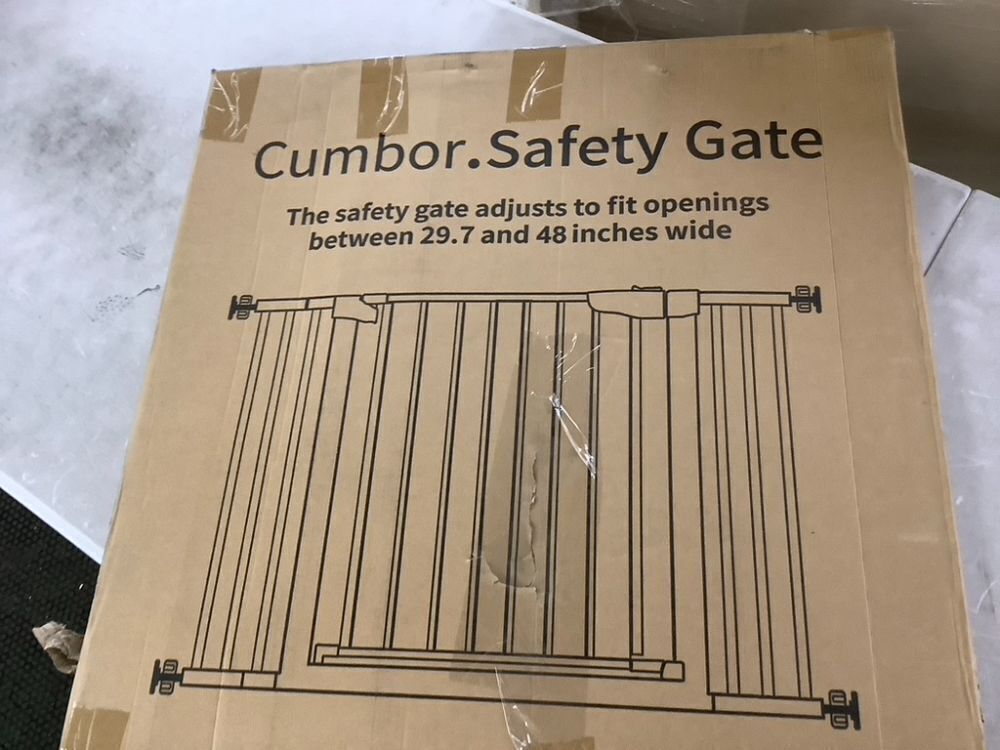 Cumbor 29.7-48" Baby Gate - Image 2 - Lot 675