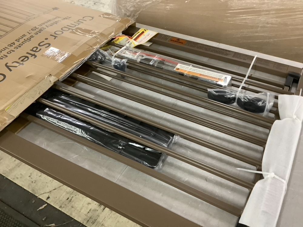 Cumbor 29.7-48" Baby Gate - Image 3 - Lot 675