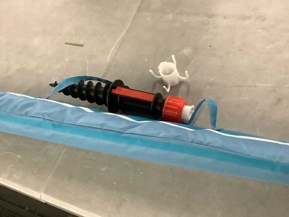 7ft Heavy Duty High Wind Beach Umbrella with Sand Anchor - Image 4 - Lot 764