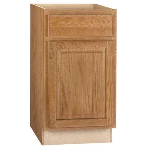 Hampton Bay Hampton 18 in. W x 24 in. D x 34.5 in. H Assembled Base Cabinet in Medium Oak - Lot 136JF