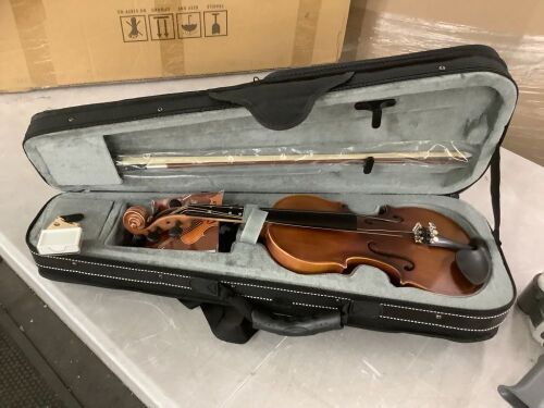 1/4 Acoustic Violin with Hard Case - Lot 444