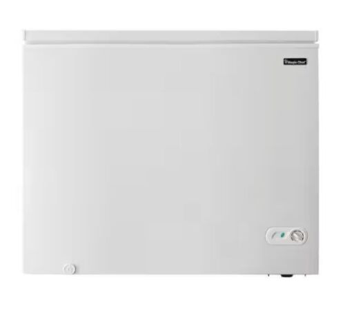 Magic Chef 7.0 cu. ft. Chest Freezer in White - Hinge Covers Cracked - Lot 15JF
