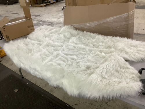 White Faux Fur Rug - Lot 573