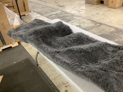 5' x 7' Fluffy Area Rug - Lot 460