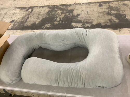 Momcozy Pregnancy Pillow - Lot 657