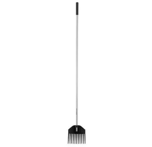Fiskars 66 in. Lightweight Aluminum Handle Shrub Rake - Lot 544JF