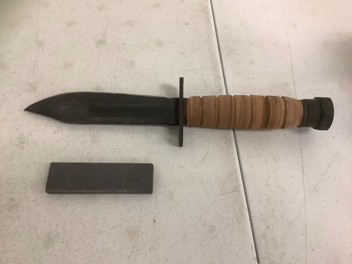 Hunting Knife with sheath, E-Commerce Return, Sold as is - Lot 546