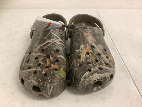 Crocs Camo Mens size 10, Appears New, Sold As Is - Lot 685