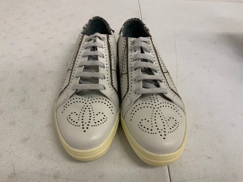 Womens Shoes, Appears to be a 9, E-Commerce Return, Sold as is - Lot 739Y