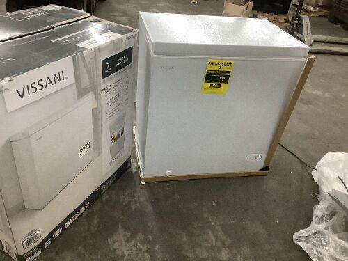 Vissani 7.0 cu. ft. Manual Defrost Chest Freezer with LED Light in White Garage Ready - Dented - Lot 22JF