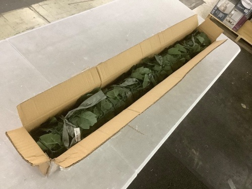 Green Faux Ivy Leaf Privacy Fence Screen 40" x 95" - Lot 291