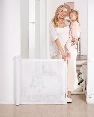 Likzest Retractable Baby Gate, 33'' Tall, Extends up to 55'' Wide - Lot 523