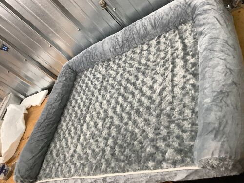 Large Plush Pet Bed - Lot 2960