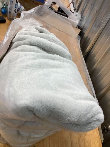 Large Soft Blanket - Lot 3397