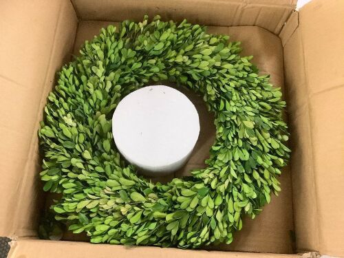 22" Artificial Boxwood Wreath - Lot 746