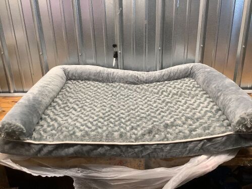 Large Plush Pet Bed, Gray - Lot 4262