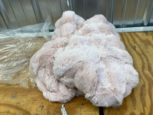 Plush, Furry Blanket - Lot 10039