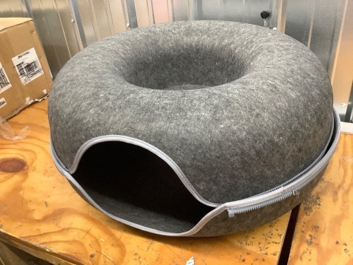 Cat Cave Donut for Multiple & Large Cats - Lot 10054